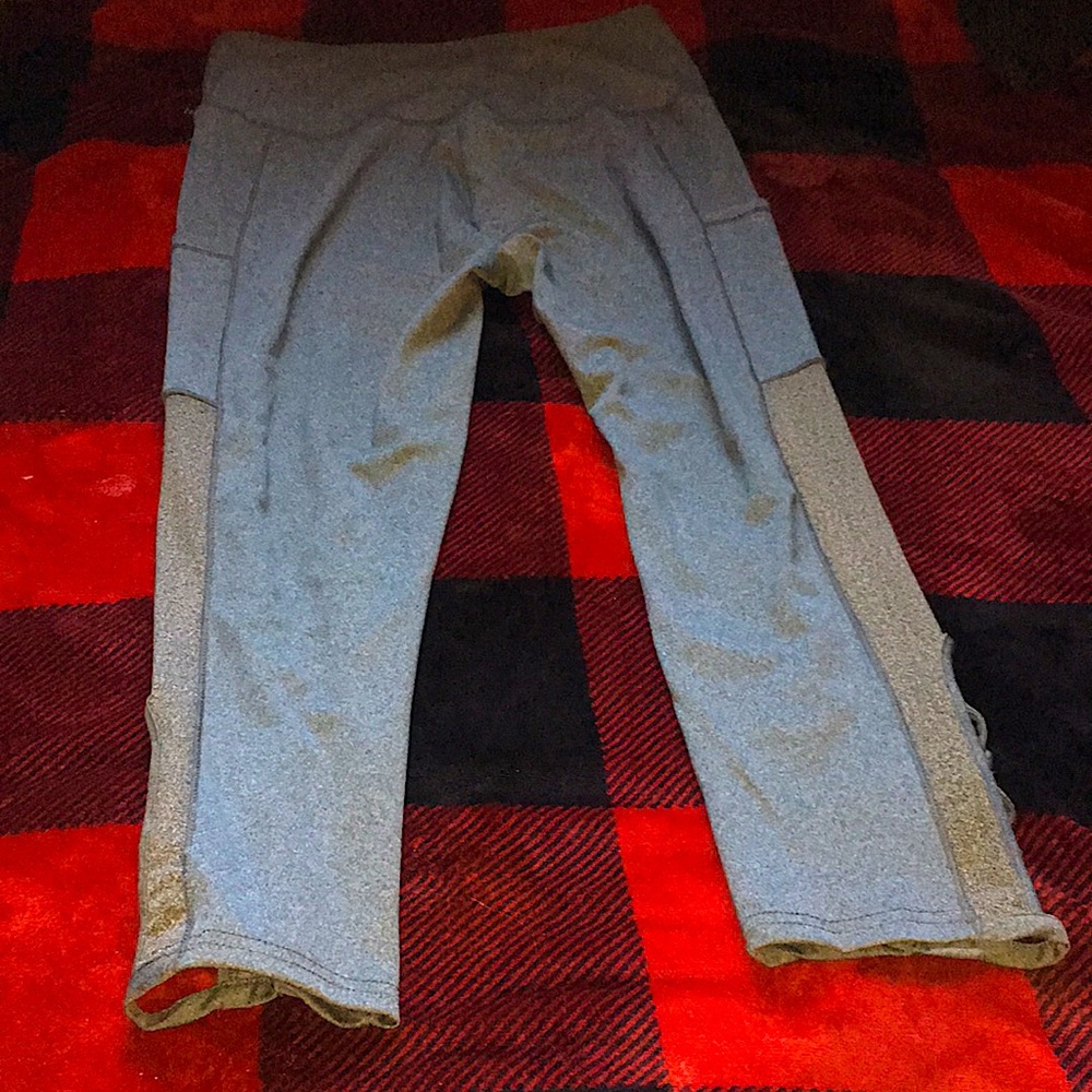 They are gray with pockets and above the ankle. They have a pretty design!